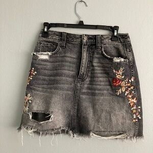 Abercrombie &Fitch Denim
Skirt Floral Embroidered
Distressed Size 26